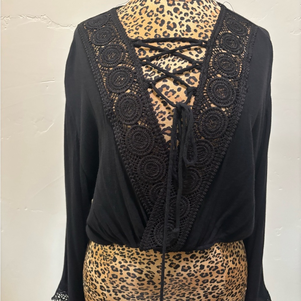 Black v neck crop top